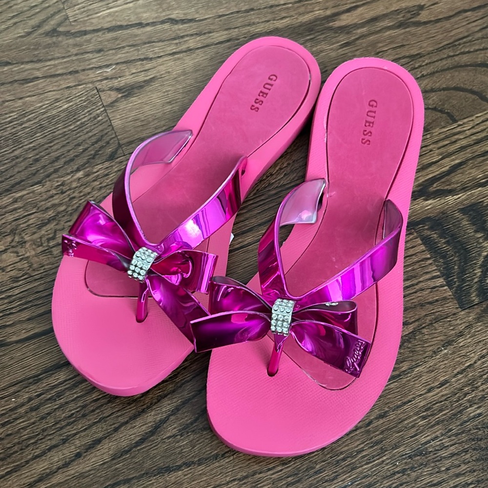 Guess NWOT glamour pink flip flops - Size 7